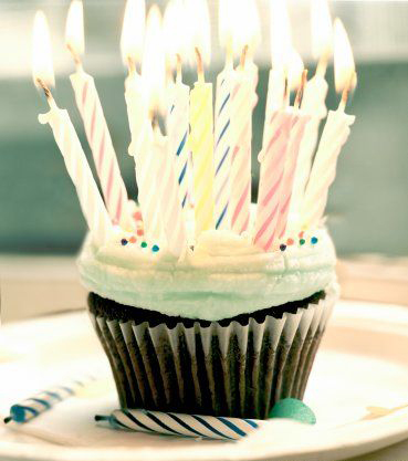 The_birthday_cupcake_by_instantvoodo (369x417, 117Kb)