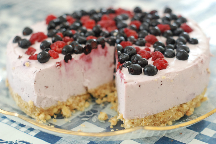 4278666_4886228260_20919364c1_jogurtitort_mustikate_ja_vaarikatega_yoghurt_cake_with_blueberries_and_raspberries_L (700x469, 152Kb)