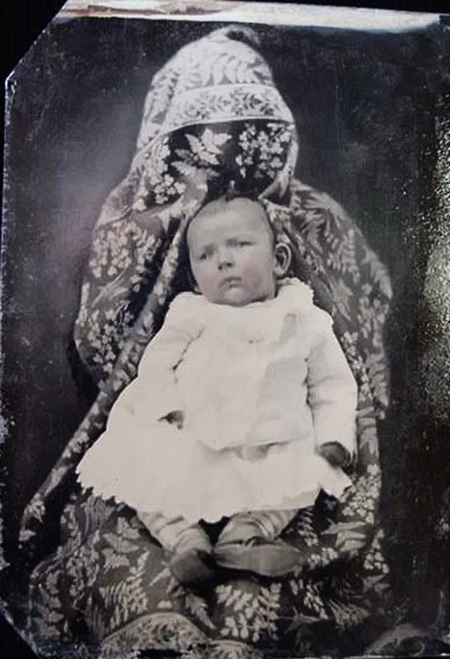 Мама скрытое фото. Спрятанная мать Викторианская эпоха снимки. Викторианская эпоха фото мертвых.