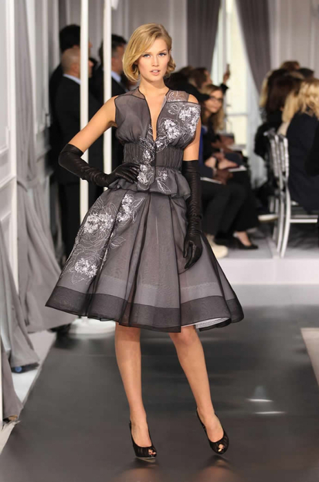 1329383465_collection_of_haute_couture_spring_2012_by_dior_04 (463x700, 237Kb)
