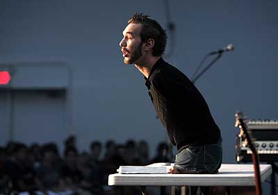 Nick-Vujicic-speaking-with-the-audience (400x280, 8Kb)