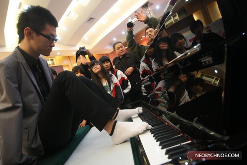 1286568590_bezrukii-pianist-nogami-na-pianino (500x333, 34Kb)