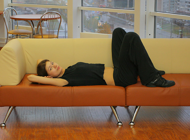Упражнения лежа на диване. Занятия для ленивых на диване. Гимнастика на диване для ленивых. Упражнения сидя на диване.