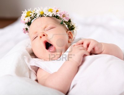 9964726-portrait-of-a-yawning-baby-girl-on-a-light-background-with-a-wreath-of-flowers-on-her-head (400x307, 18Kb)