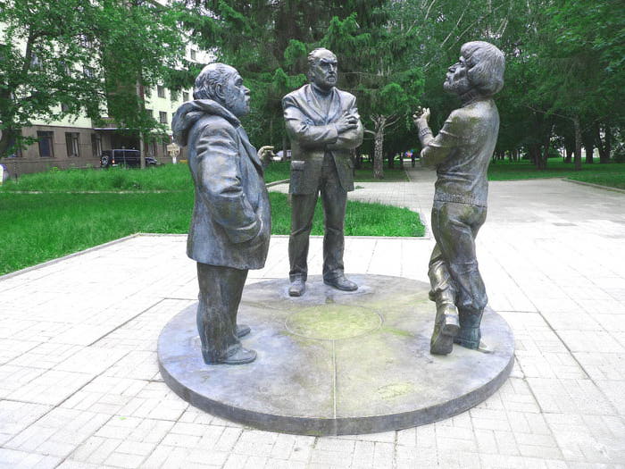 На троих. Сообразим на троих. Сообразим на троих фото. Памятник сообразить на троих в Екатеринбурге. Сообразить на троих прозвище памятника.