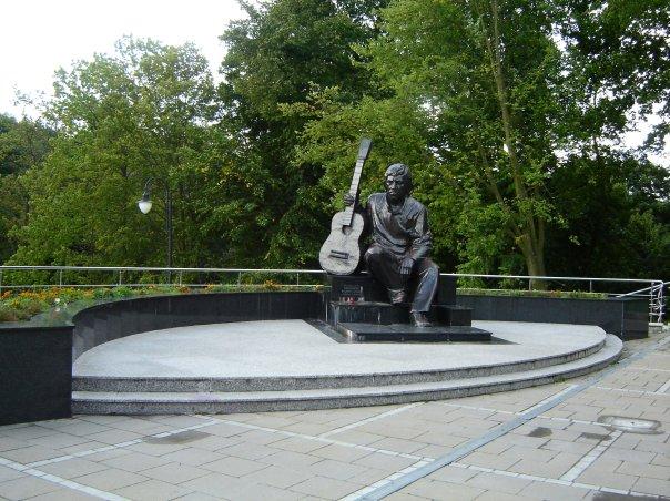 Памятник мужик с гитарой на скамейке