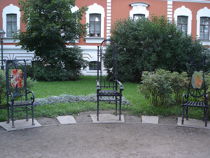 В каком городе памятник стулу