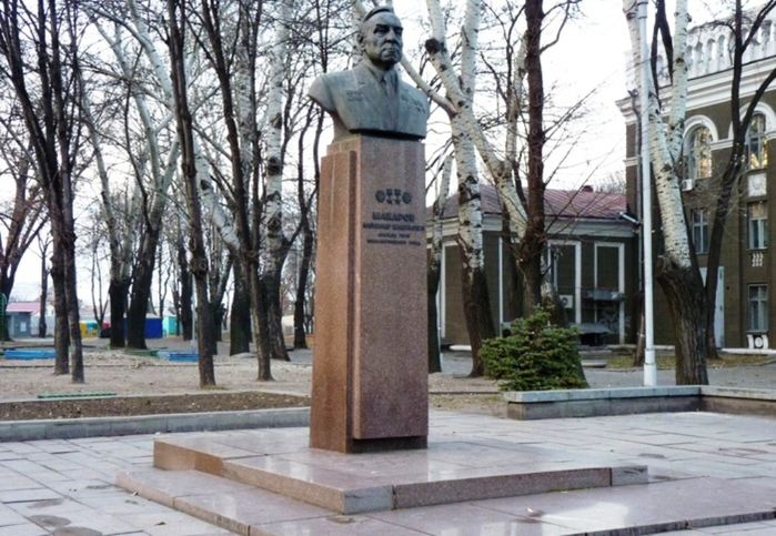 MakarovAlexandrMaxim_bust_Dnepropetrovsk2 (700x483, 376Kb)