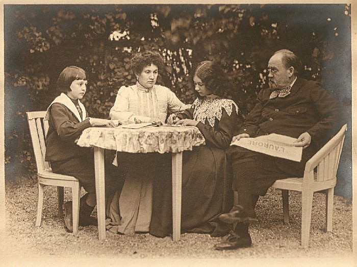 Emile Zola (1840-1902) and his family m (700x523, 122Kb)