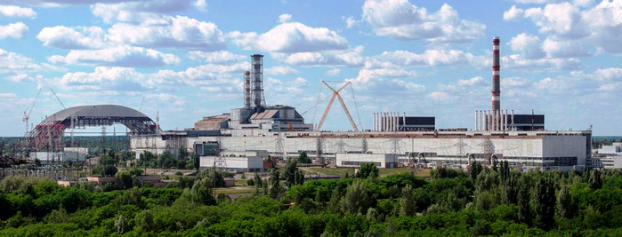 Chernobyl_NPP_Site_Panorama_with_NSC_Construction_-_June_2013 (700x267, 256Kb)