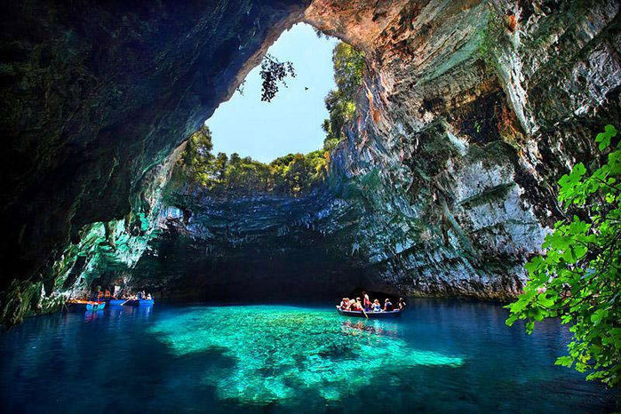 melissani-cave-kefalonia-island-greece-2 (700x466, 144Kb)