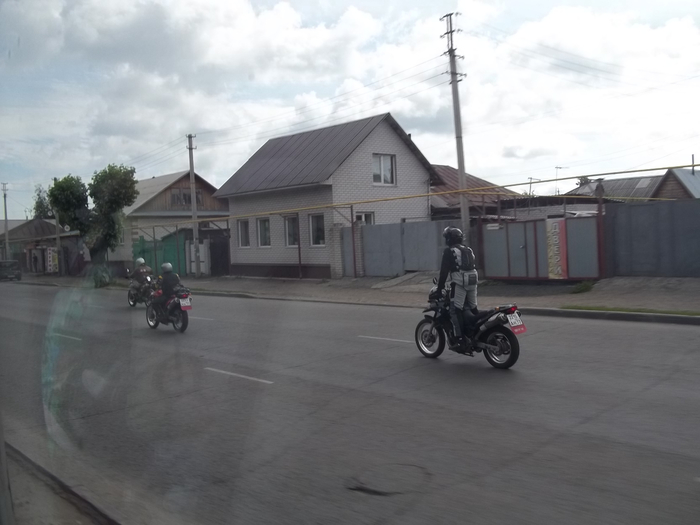 мотоциклисты (700x525, 215Kb)