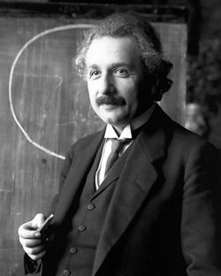 250px-Einstein_1921_portrait2 (1) (250x312, 35Kb)