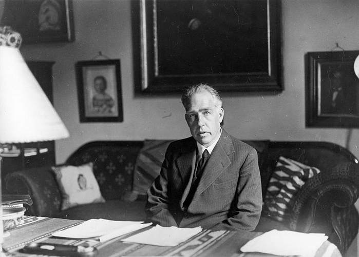 800px-Niels_Bohr_1935 (700x501, 189Kb)