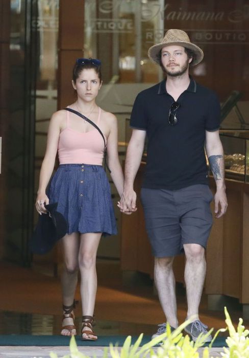 anna-kendrick-out-shopping-in-hawaii-july-2015_1_thumbnail (488x700, 41Kb)