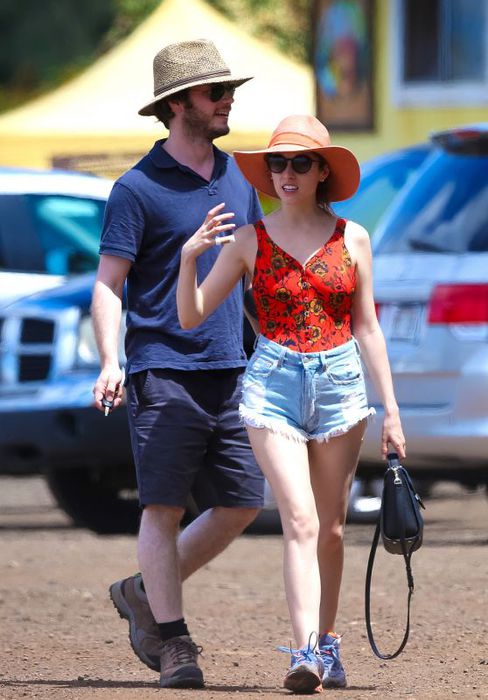 anna-kendrick-vacationing-in-oahu-hawaii-july-2015_1_thumbnail (488x700, 61Kb)