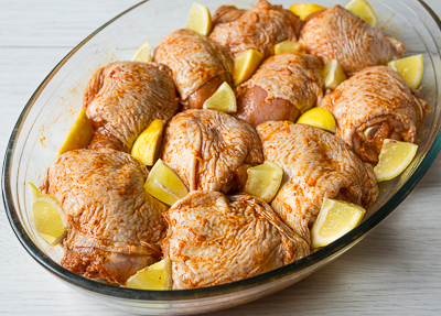 курица с лимоном и паприкой. 124051980 5685568 kuricaslimonomipaprikoi4. курица с лимоном и паприкой фото. курица с лимоном и паприкой-124051980 5685568 kuricaslimonomipaprikoi4. картинка курица с лимоном и паприкой. картинка 124051980 5685568 kuricaslimonomipaprikoi4. Обязательно обсушиваем филе после промывания. Застилаем доску пленкой, кладем филе, накрываем пленкой. Для этого подойдет и пакетик. Сверху – та сторона, где есть покрывающая мясо пленка.