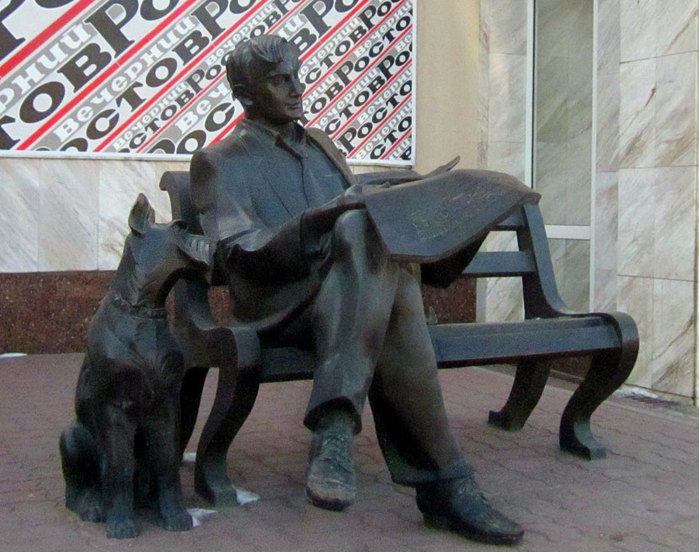 скульптура перед редакцией газеты 