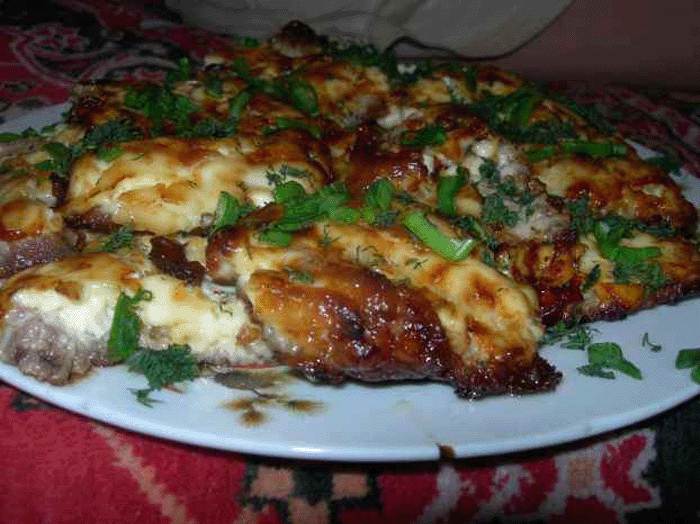 Свинина тушеная в майонезно-горчичном соусе на сковороде