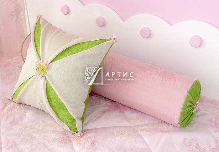 nursery-pillows-01-dekorativnye-podushki-dlia-detskoj-krovati-s-cvetochnym-motivom-artis-novosibirsk (700x487, 248Kb)