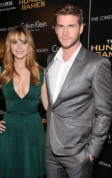 jennifer-lawrence-liam-hemsworth-josh-hutcherson-nyc-screening-02 (441x700, 119Kb)