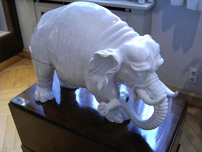 800px-Meissen-Porcelain-Elephant (700x525, 56Kb)