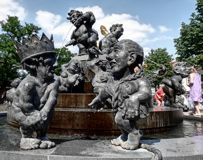 Dieser herliche Brunnen steht in Bad Harzburg. Das Bild hatte ich damals be (700x552, 539Kb)