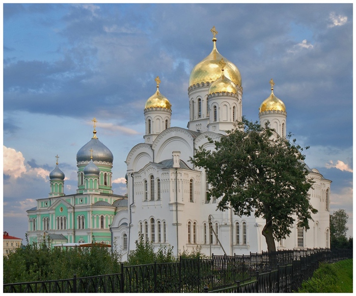 Где находится дивеево небесный храм. Свято-Троицкий Серафимо-Дивеевский монастырь. Дивеево монастырь явление Богородицы. Дивеево гроза. Дивеево канавка.