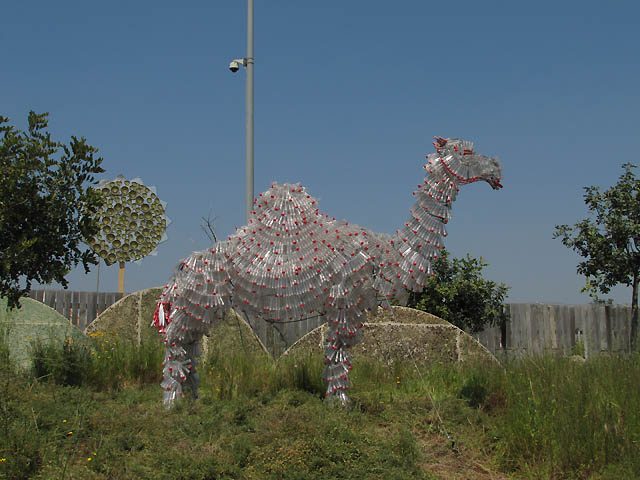 Выставка скульптур животных из отходов