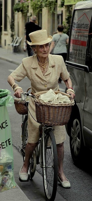 День бабушек во франции. Старушка в модной шляпке. Модные старушки. Модная старушка во Франции. Стильные бабушки в Италии.