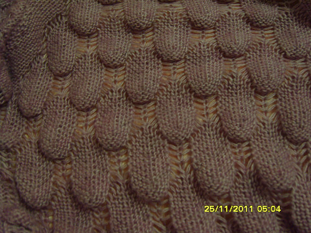 Цветной треугольный платок с узором из чешуек крючком