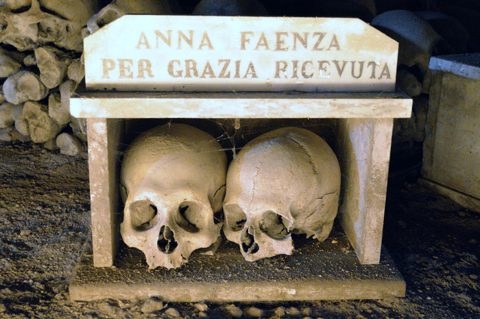 008 - Deads Taken up for Adoption, Fontanelle Cemetery, Napoli (700x466, 169Kb)