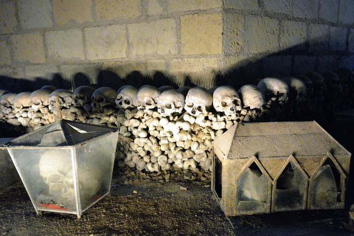 011 - Containers, Skulls and Bones, Fontanelle Cemetery, Napoli (700x466, 175Kb)