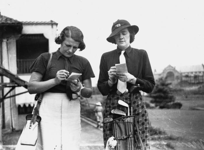 928775_StateLibQld_1_126091_Women_golfers_add_up_their_score_cards_1938 (700x514, 40Kb)