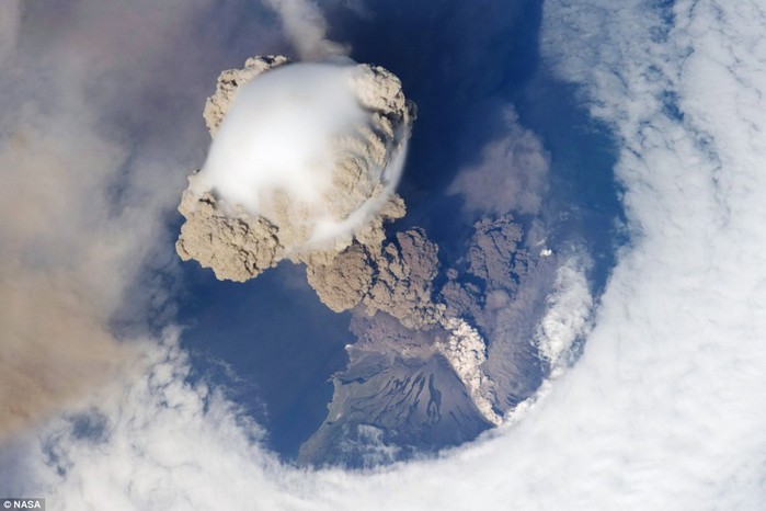sarychev-peak-volcano-eruption-photographed-from-the-international-space-station (700x466, 61Kb)