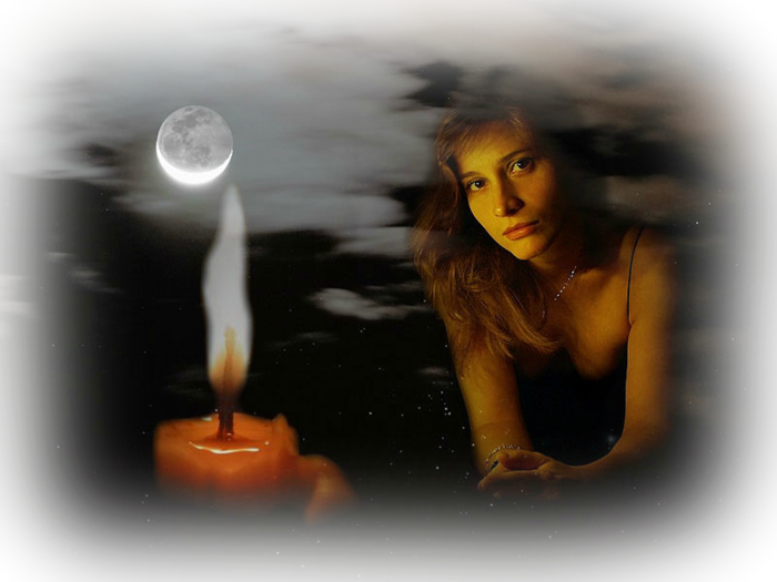 Вечером погасли свечи. Девушка со свечой. Девушка со свечой у окна. Свеча горела на окне. Потухшая свеча.