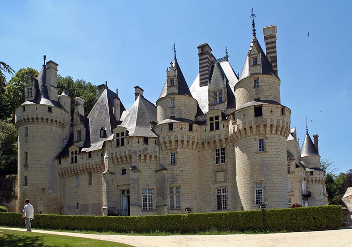 Старинный замок веков был. Замок монтрёй-Белле Франция. Замок Франция 16 век. Замок Юссе Франция. Замки 15 века Франция.
