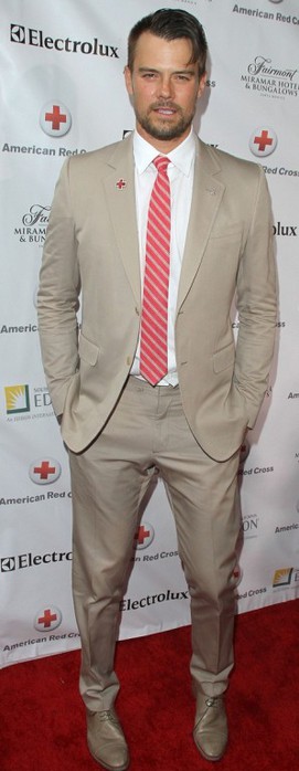 josh-duhamel-christa-b-allen-red-tie-affair-gala-01 (271x700, 46Kb)
