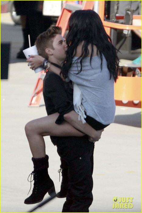 justin-bieber-selena-gomez-boyfriend-set-04 (467x700, 75Kb)