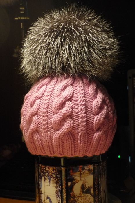 Женские шапки с помпоном – 6 вариантов вязания