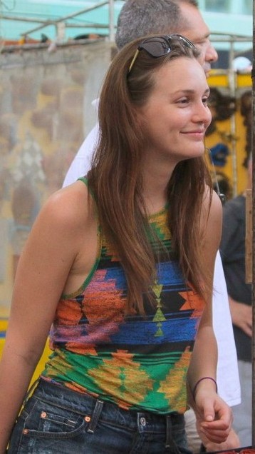 leighton-meester-aaron-himelstein-hippie-fair-08 (358x636, 75Kb)