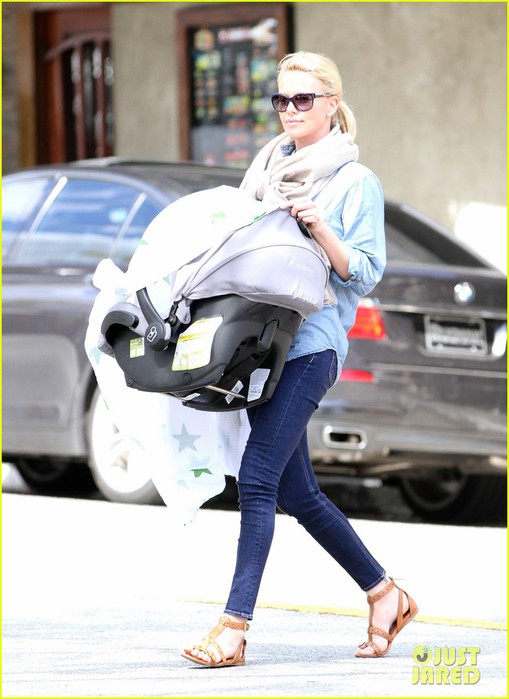 charlize-theron-little-doms-lunch-with-baby-jackson-05 (509x700, 78Kb)