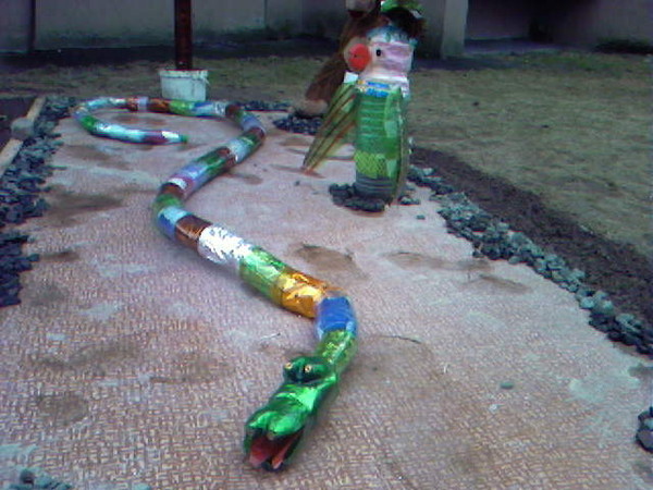 Детская игрушка «Гремучая змея» из пластиковых пробок своими руками