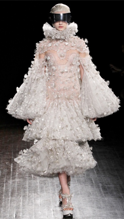 Alexander McQueen Collections Fall Winter1 (396x700, 100Kb)