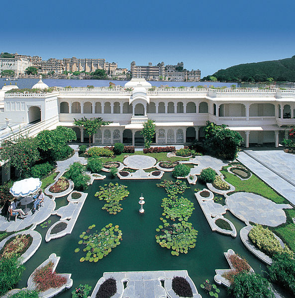 593px-Lily_Pond_at_the_Lake_Palace,_Udaipur (593x600, 137Kb)