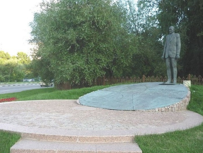 Pilyugin_monument_in_Moscow,_at_the_Pilyugina_street (700x529, 117Kb)