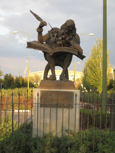 Miguel de Cervantes en Av Arcentales. Situado  (375x500, 99Kb)