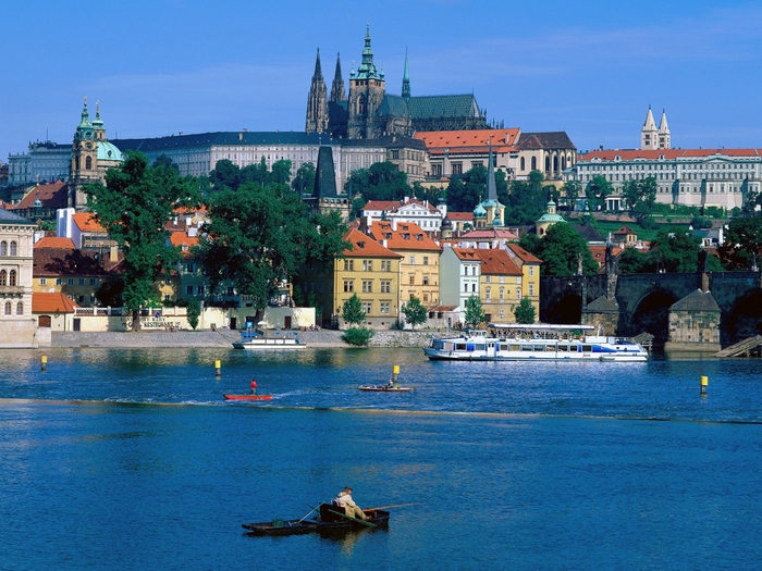 Sightseeing by a River, Prague, Czech Republic (700x525, 328Kb)