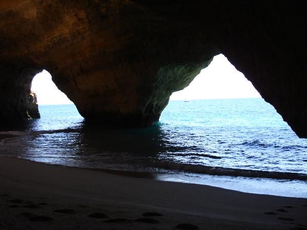 Пещерный пляж Benagil в Португалии