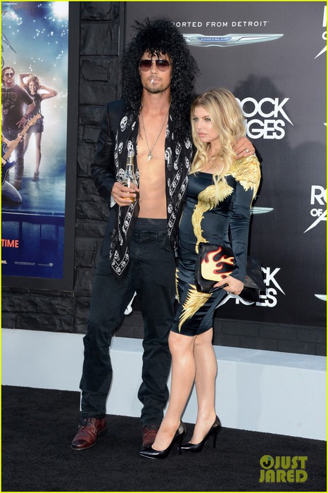 josh-duhamel-shirtless-at-rock-of-ages-premiere-with-fergie-01 (466x700, 98Kb)